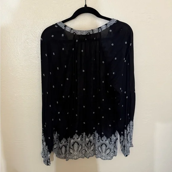 Lucky Brand Black and Gray Blouse with Elegant Design - Picture 2 of 3